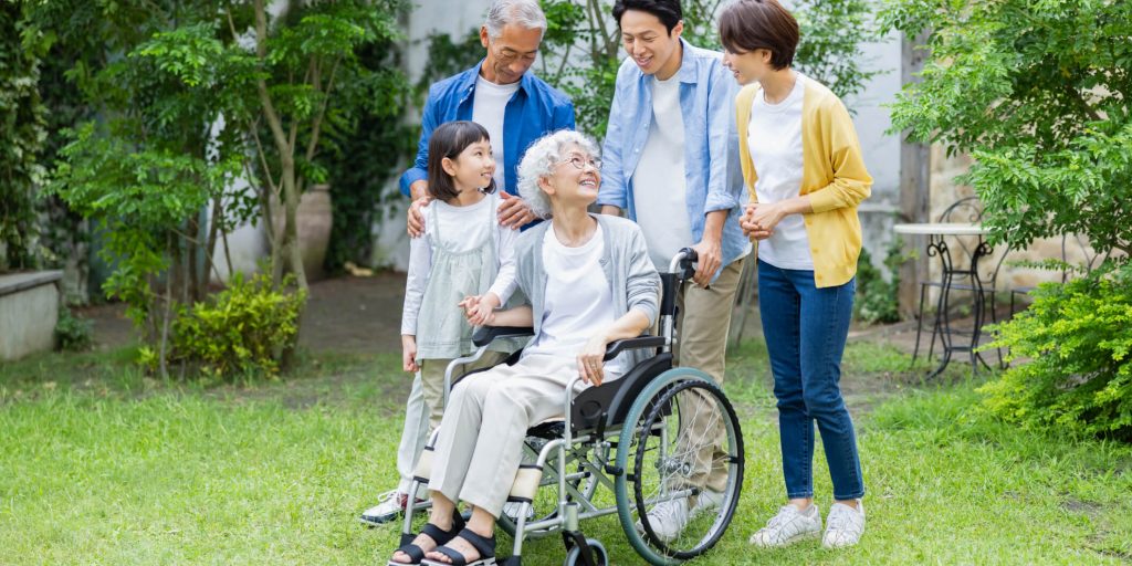 親が認知症になると口座が凍結される？資産を守る「家族信託」と「成年後見」